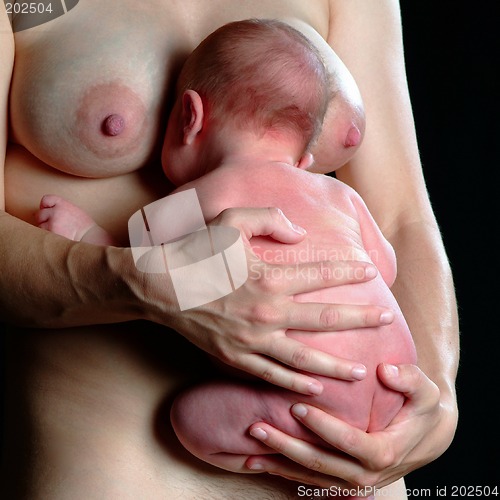 Image of baby und busen | baby an breast