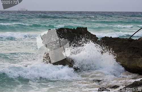 Image of Waves hittinfg rock