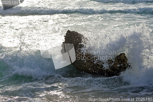 Image of Waves hittinfg rock