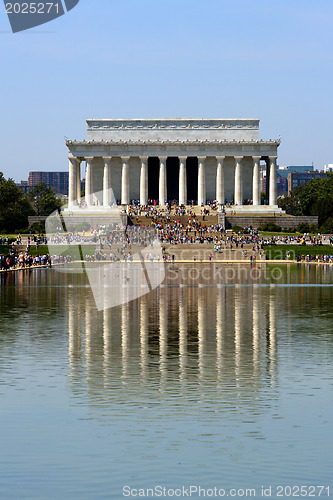 Image of The Lincoln memorial reflected in pool 