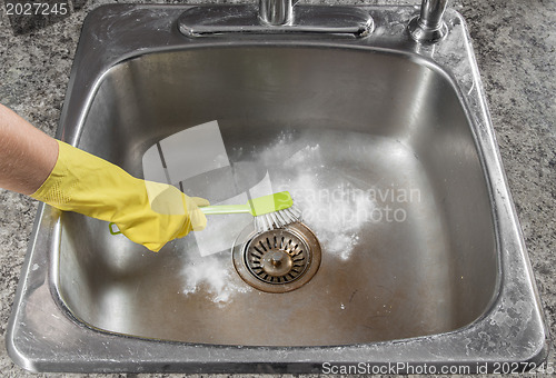 Image of Cleaning the kitchen sink