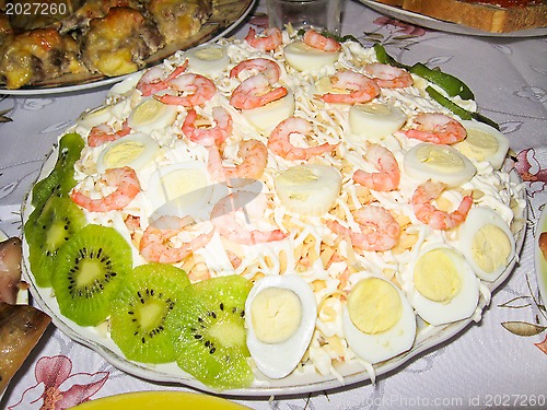 Image of dish decorated kiwi, boiled eggs and shrimps