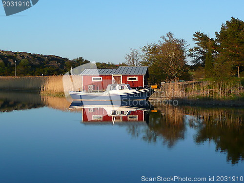 Image of boat and fishing cabin in kokar