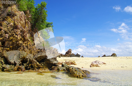 Image of rocks and sea 