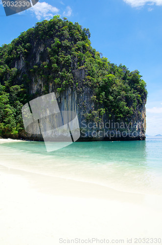 Image of rocks and sea 