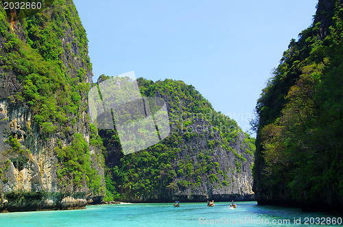 Image of rocks and sea 