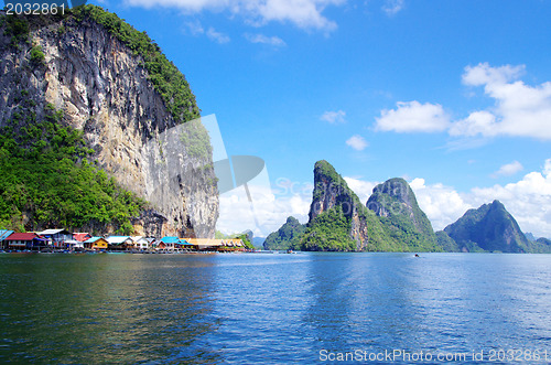 Image of rocks and sea 