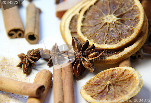 Image of Mix of cinnamon sticks and dry orange