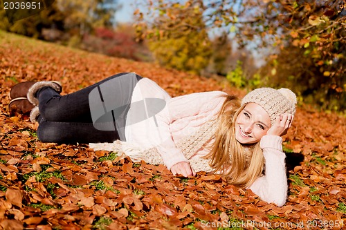 Image of young woman outdoor in autumn warm clothes