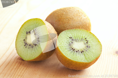 Image of kiwi fruit on wooden table