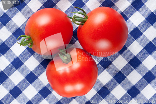 Image of red tomatoes on table