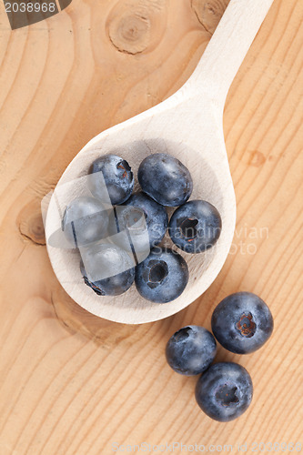 Image of blueberries on wooden table