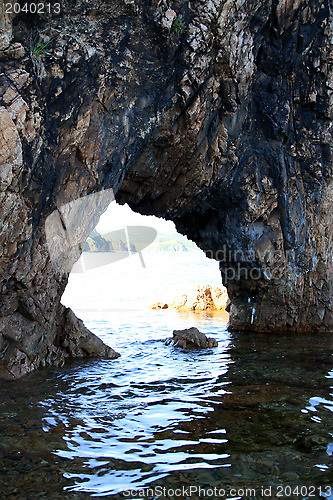 Image of Kind on mountains from a grotto