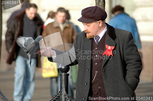 Image of Lenin and pigeon