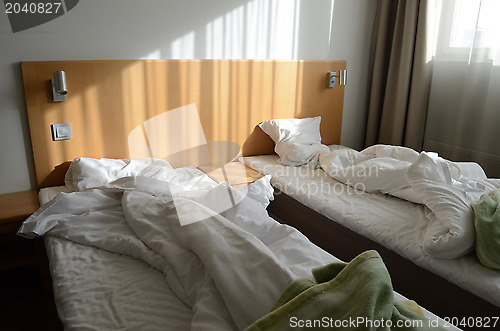 Image of unfilled bed in motel room