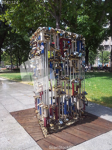 Image of sculpture with chain locks