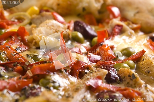 Image of Pizza with chicken, pepper and olives 
