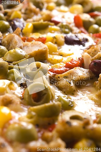 Image of Pizza with chicken, pepper and olives 