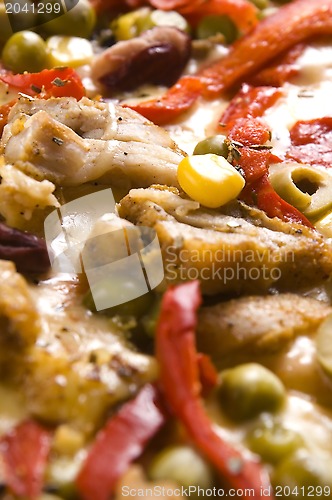 Image of Pizza with chicken, pepper and olives 