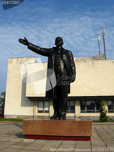 Image of The big and black monument to Lenin