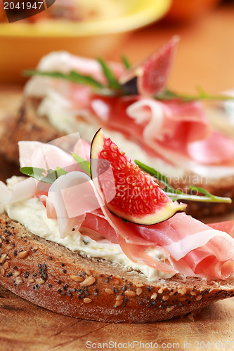 Image of Sandwich with prosciutto and goat cheese 