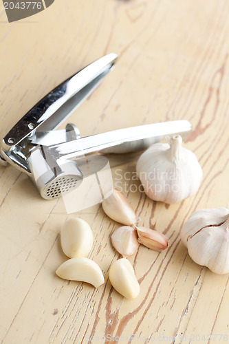 Image of fresh garlic on kitchen table