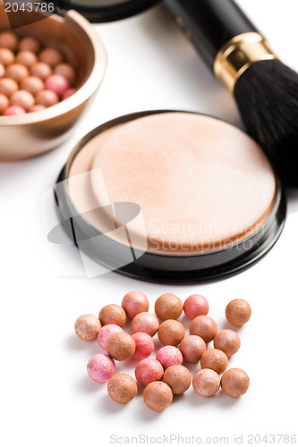 Image of bronzing pearls and makeup brush