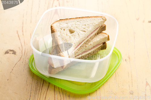 Image of ham sandwich in plastic box