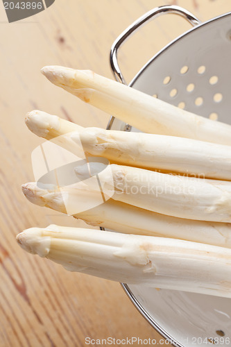 Image of white asparagus in colander