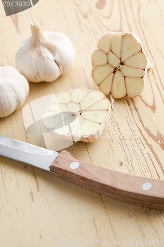Image of fresh garlic on kitchen table