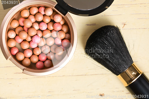 Image of bronzing pearls and makeup brush