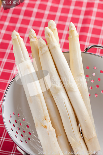 Image of white asparagus in colander