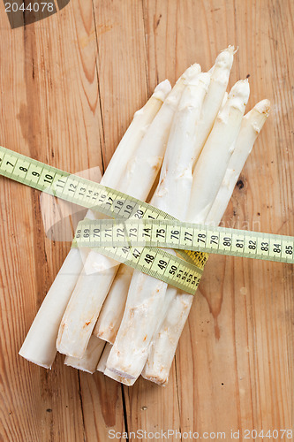 Image of white asparagus and measuring tape