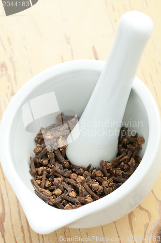 Image of cloves in ceramic mortar