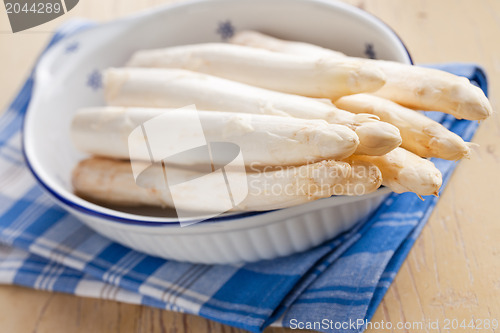 Image of white asparagus on kitchen table