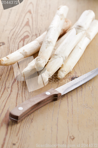Image of white asparagus on kitchen table
