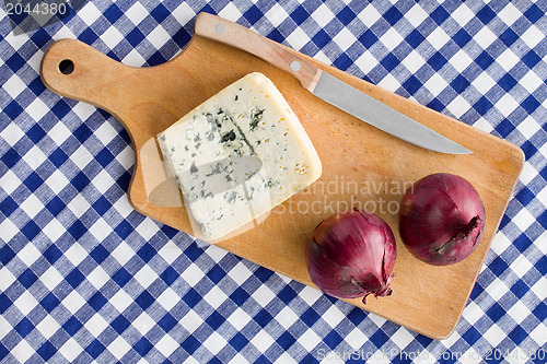 Image of blue cheese with red onion