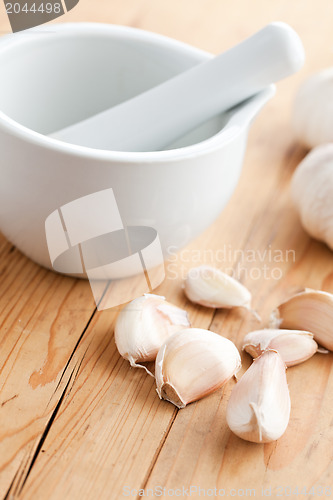 Image of fresh garlic on kitchen table