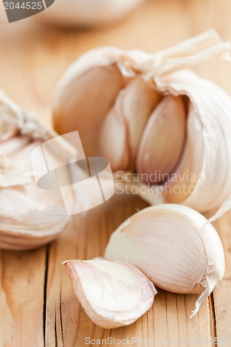 Image of fresh garlic on kitchen table