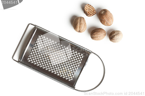 Image of grind nutmeg with grinder