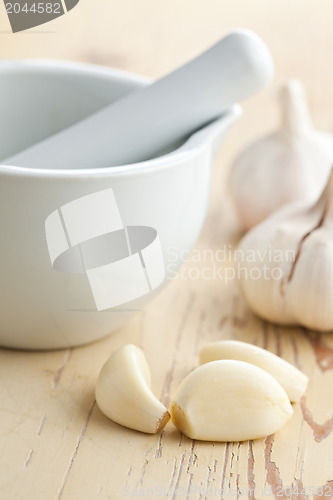 Image of fresh garlic on kitchen table