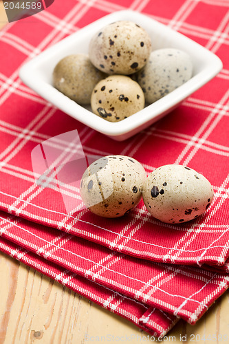 Image of quail eggs on kitchen table