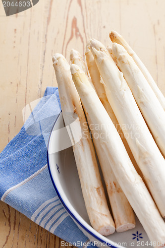 Image of white asparagus on kitchen table