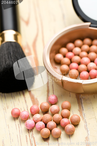 Image of bronzing pearls and makeup brush