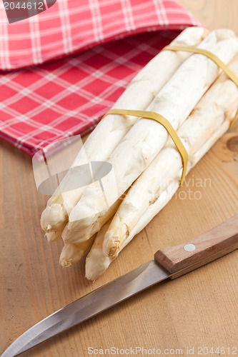 Image of white asparagus on kitchen table