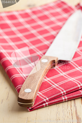 Image of checkered napkin and knife