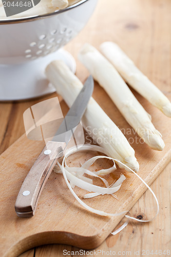 Image of white asparagus on kitchen table