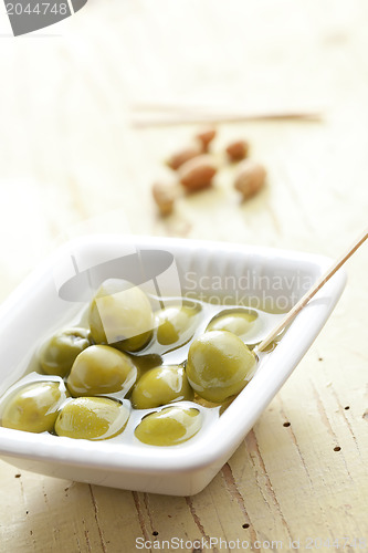 Image of the green olives in ceramic bowl