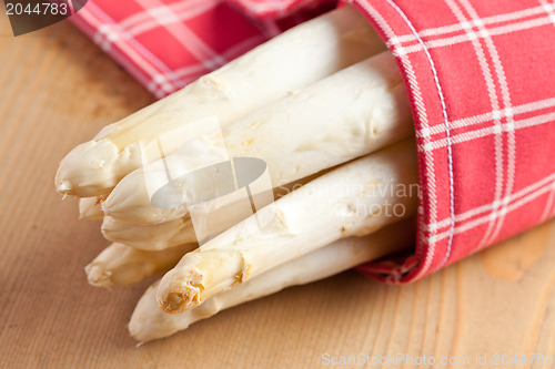 Image of white asparagus on kitchen table