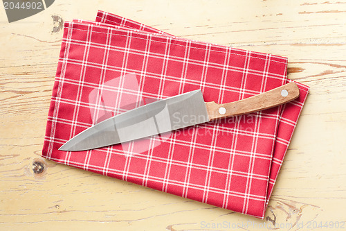 Image of checkered napkin and knife